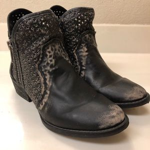 🖤Corral Circle G distressed booties🖤